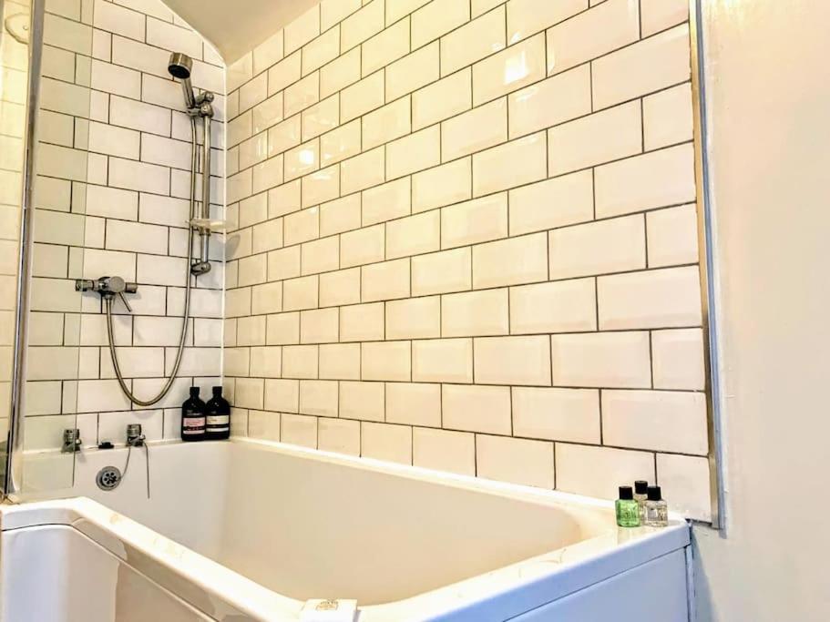 Cute Cottage 5 Min Walk From Cafes Station And Sea 헤이스팅스 외부 사진